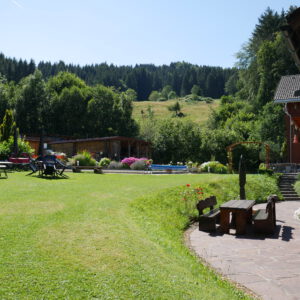 Ferienhof Schwarzenbühl im Sommer, Garten mit Blick auf den Hausberg