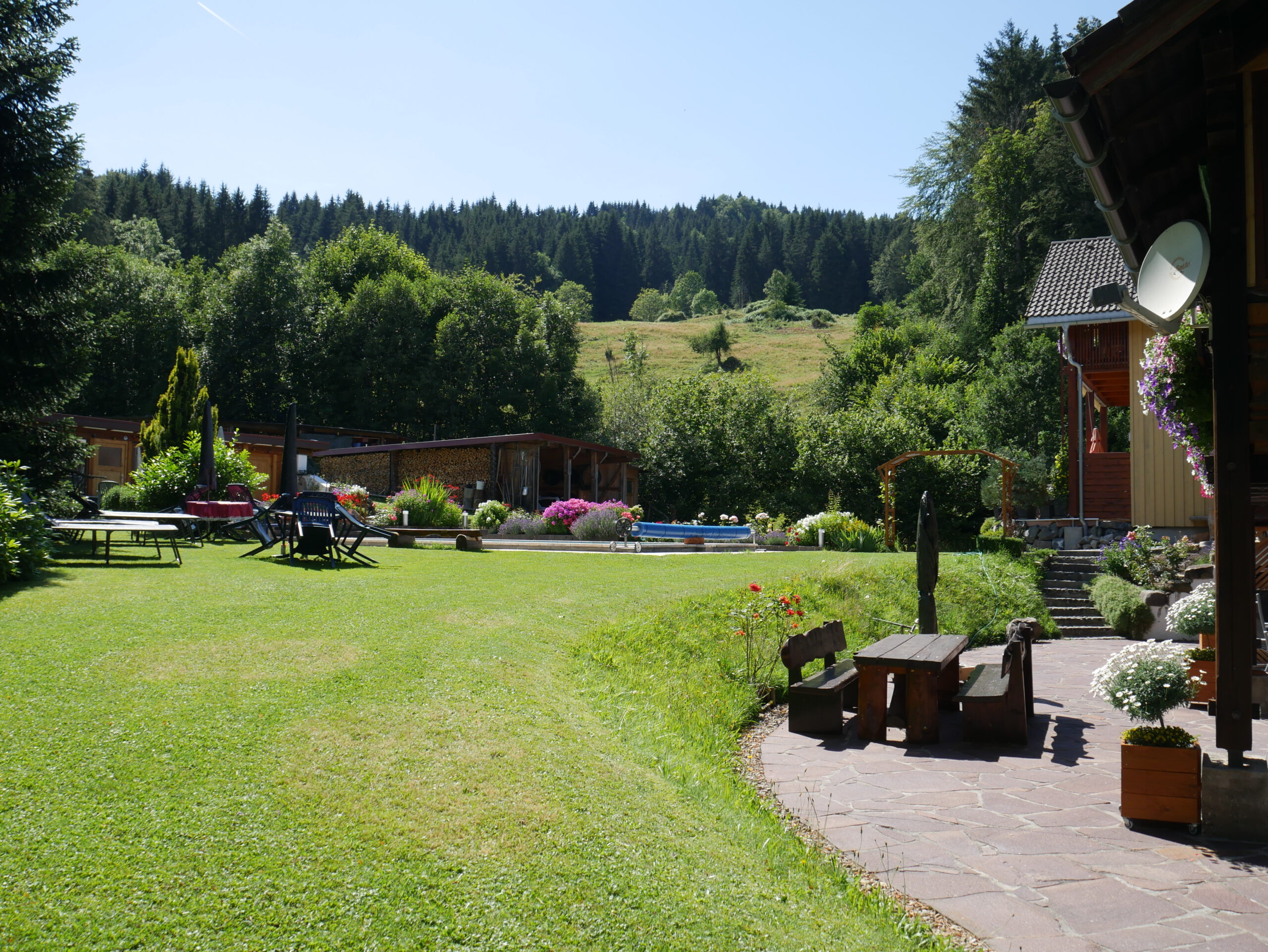 Ferienhof Schwarzenbühl im Sommer, Garten mit Blick auf den Hausberg